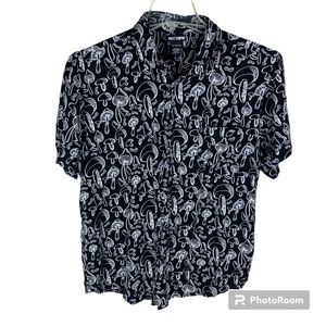 Hot Topic black and white mushroom print graphic button front shirt